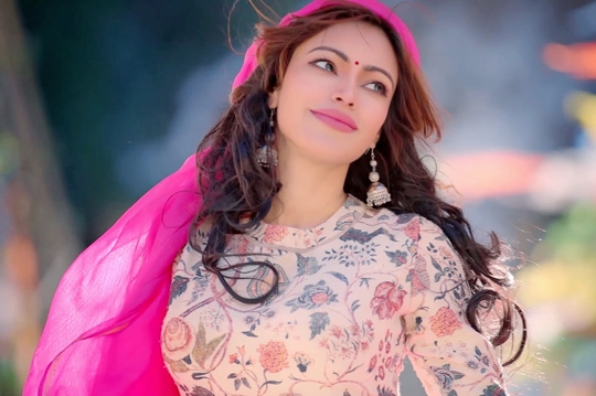 Actress Devshi Khanduri features Kinna Chauna Music Video out now