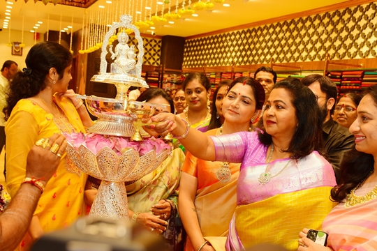 अभिनेत्री राधिका और खुशबू ने चेन्नई में साई सिल्क्स कलामंदिर के 50वें स्टोर का उद्घाटन किया