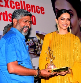 DEEPIKA PADUKONE Give Sunil Kandare Senior PTI PHOTOGRAPHER AWARD At PHOTOGRAPHERS AWARDS FUNCTION At MUMBAI PRESS CLUB