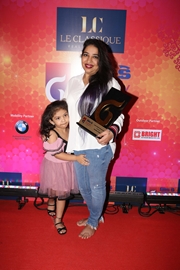 Karishma Shetty won Iconic Celebrity Spiritual Coach at Midday Awards