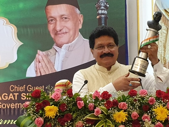 Dr  Abdul Rahman Vanoo Of Swachh Bharat Abhiyan Maharashtra Convener was honored with the Bharat Ratna Dr Ambedkar Award by the Governor of Maharashtra Shri Bhagat Singh Koshiyari.