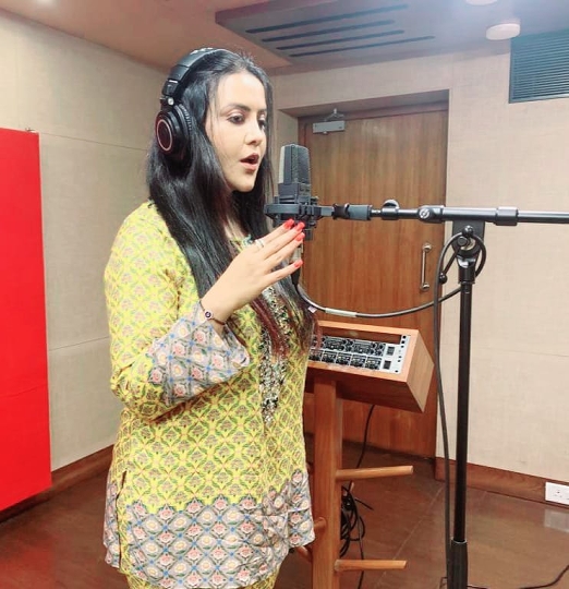 VIRAL VILLAGE  GETS THE VOICE OF AMRUTA FADNAVIS