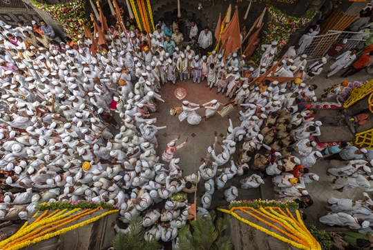 परवेझ दमानिया आणि रतन लुथ हे भारतातील प्रख्यात छायाचित्रकारांच्या लेन्समधून पंढरपूर वारीची अप्रतिम छायाचित्रे ‘द  ग्रेट पिलग्रिमेज, पंढरपूर’  या नावाने घेऊन आले आहेत