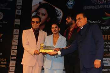 Tinu Verma, Dheeraj Kumar, Meghna Naidu, ACP Sanjay Patil At The Rashtriya Achiever Award Organized By Sanjeev Kumar