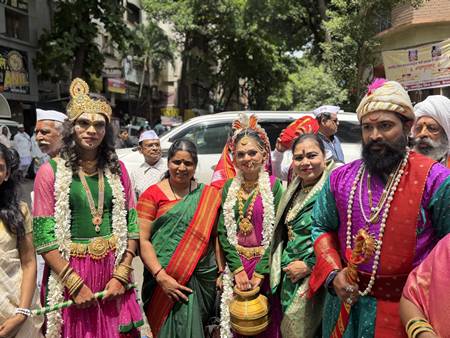 कलाकारांच्या दिंडीत रिपब्लिकन नेत्या तथा निर्माती संघमित्रा ताई गायकवाड यांचा उत्स्फूर्त सहभाग