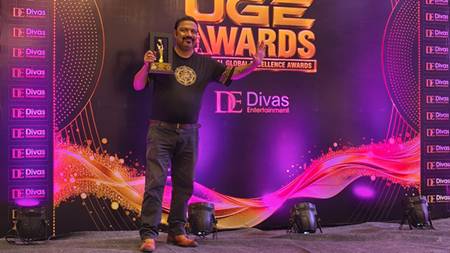 बॉलीवुड स्टार स्नेहा उल्लाल के हाथों सम्मानित हुए Melody Monks Entertainment के Founder & Director डॉ. देबोजीत लाहिड़ी